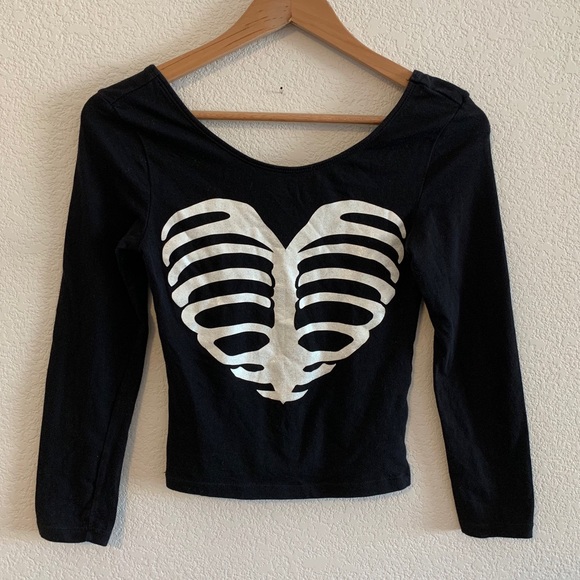 Divided Skull Glitter Heart Top - Picture 4 of 6